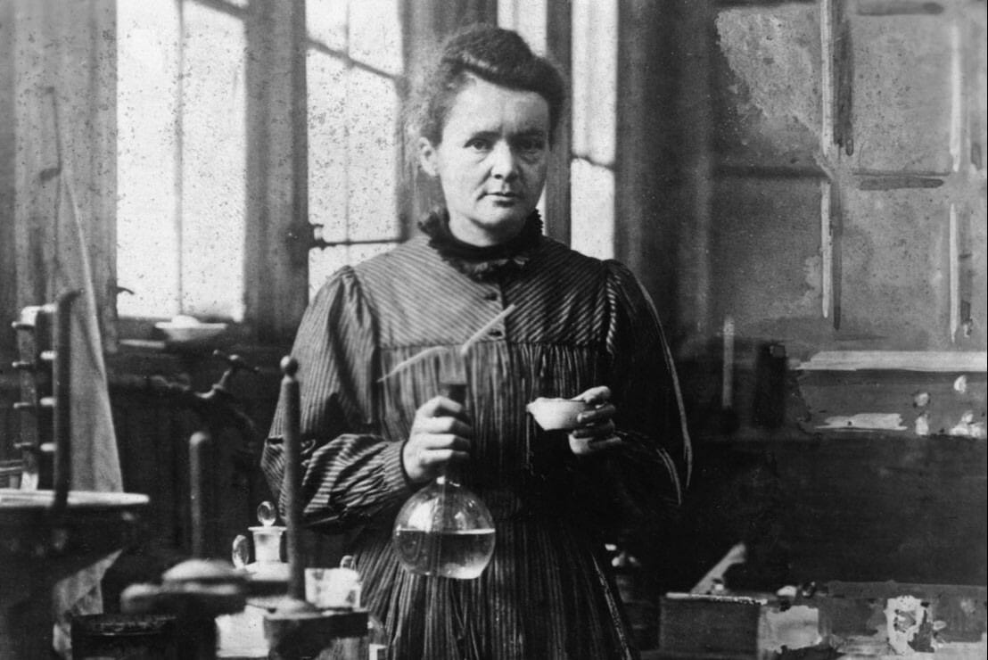 Marie Curie en su laboratorio, referente de polimatía aplicada a la ciencia.